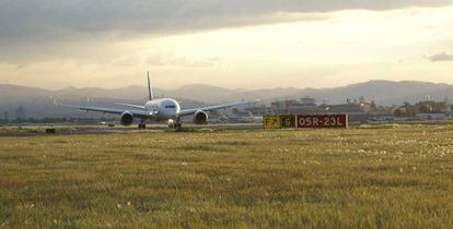 Um avião aterrissa no aeroporto da Cidade do México.