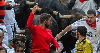 Corredor arrisca um 'selfie' diante de um touro em corrida de 2014.