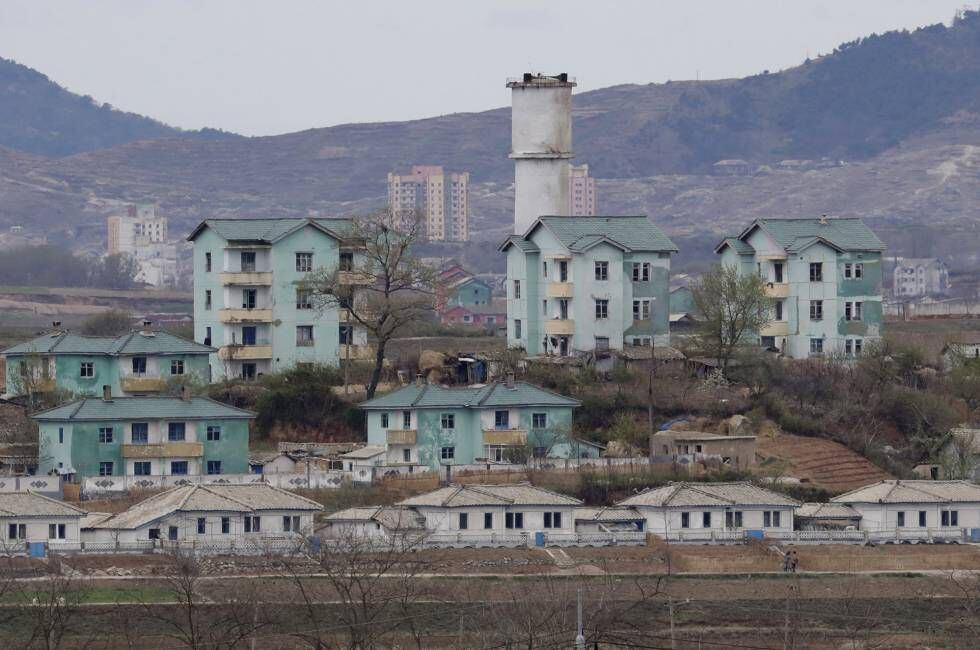 A vila norte-coreana de Gijungdong vista desde Taesungdong