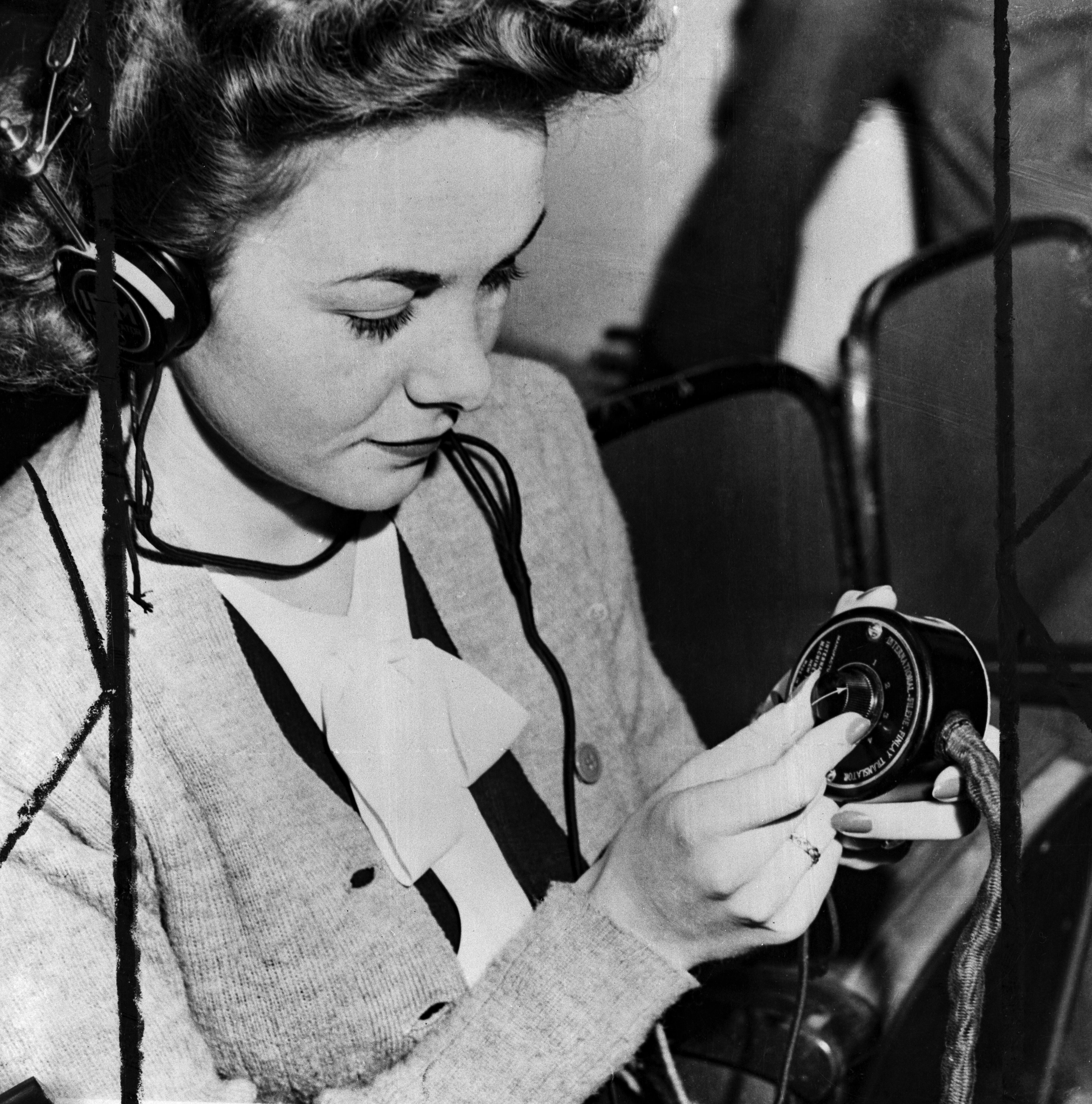 Betty Stark, secretária do coronel Telford Taylor, com um dos aparelhos para ouvir a tradução das sessões de julgamento. 