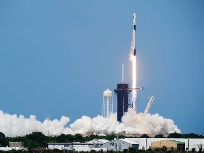 O lançamento da cápsula 'Dragon Crew' neste sábado, no Cabo Canaveral, Flórida.