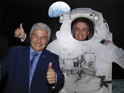 Bolsonaro posa de astronauta ao lado do ministro da Ciência e Tecnologia, Marcos Pontes, por ocasião do dia da Independência dos EUA, na embaixada norte-americana.