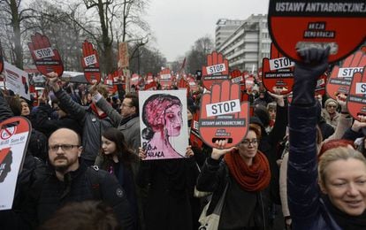 Manifestação em Varsóvia contra a reforma que propõe endurecer ainda mais a lei do aborto na Polônia, em março.