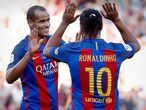 Rivaldo e Ronaldinho em ação pelo Barça Legends.