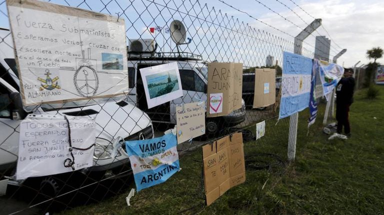 Cartazes de apoio aos 44 marinheiros do submarino