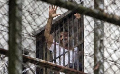 Leopoldo López acena de janela da prisão militar Ramo Verde, em Caracas.