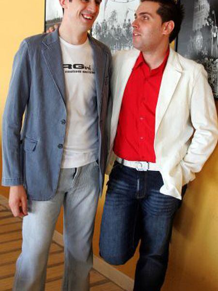 Alberto Fernández (izda) e Alberto Marchena, o primeiro casal gay de soldados espanhóis, em 2006.