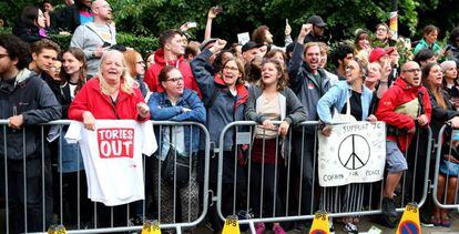 Partidários de Corbyn esperam o líder trabalhista, nesta quinta-feira, em Islington, Londres.