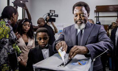 O presidente da República Democrática do Congo, Joseph Kabila, vota nas eleições de 30 de dezembro em Kinshasa.