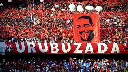 Torcida do Flamengo homenageia Adriano Imperador, cria da Vila Cruzeiro.