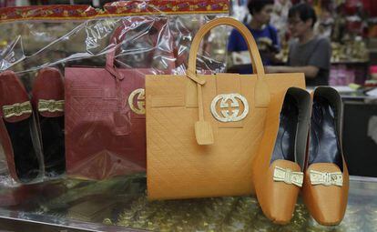 Bolsas e sapatos de imitação da Gucci.