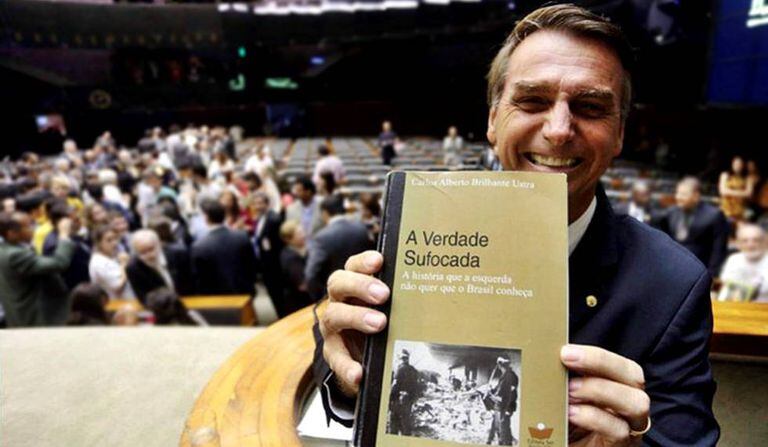 Bolsonaro exibe livro de Carlos Brilhante Ustra no Congresso.