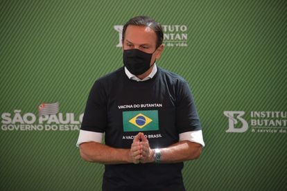 O governador João Doria participa do primeiro dia de vacinação contra a covid-19 em São Paulo, em 17 de janeiro.