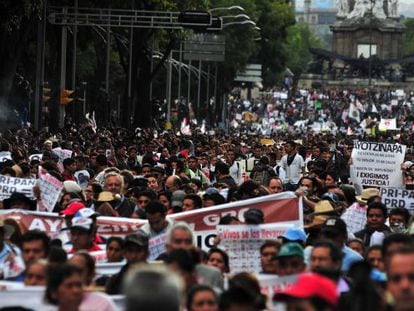 Manifestação reúne mais de 50 mil na Cidade do México.