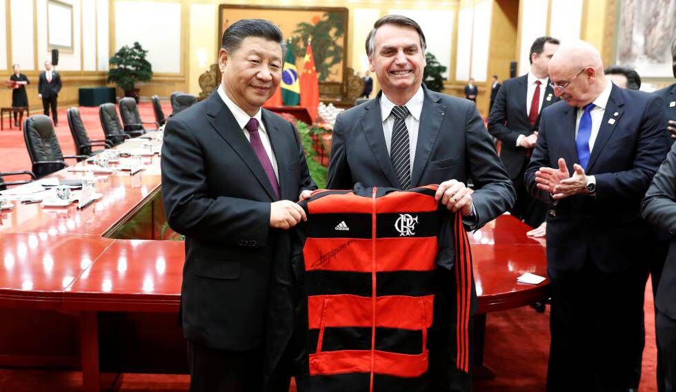 Bolsonaro presenteia o presidente chinês Xi Jinping com uma jaqueta do Flamengo em encontro em Pequim em 2019. 