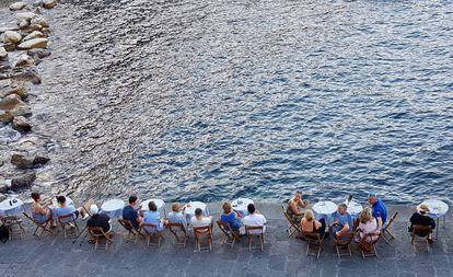 Esplanada em frente ao mar na cidade de Sorrento, no golfo de Nápoles (Itália). 