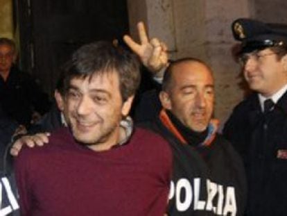Antonio Iovine, rodeado por policiais, após sua detenção em 2010.