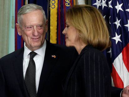 O secretário da Defesa dos EUA, James Mattis, e a ministra María Dolores de Cospedal no Pentágono em 23 de março.