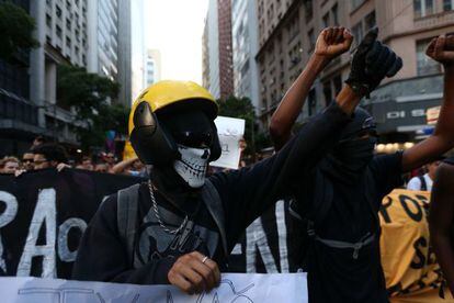 Manifestante protesta contra o aumento das tarifas de &ocirc;nibus no Rio, na segunda-feira.
