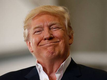 Donald Trump sorri em seu comício no sábado em Orlando (Flórida).