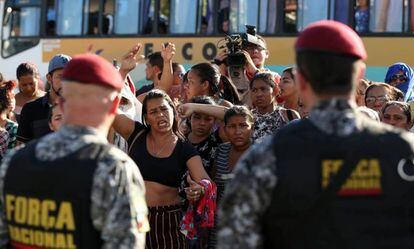 Protesto de parentes de presos mortos em um complexo prisional em Manaus.