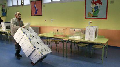 Preparativos para as eleições em um colégio eleitoral de Madri.