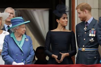 A rainha Elizabeth II observa Meghan Markle e o príncipe Harry no balcão do palácio de Buckingham, em julho de 2018.