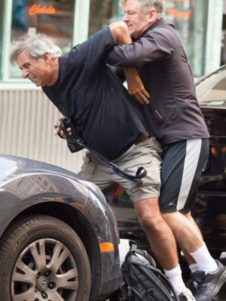 O ator Alec Baldwin, à direita, briga com um fotógrafo numa rua de Nova York, em agosto passado.
