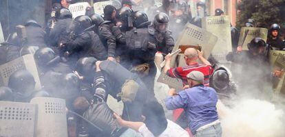 Confronto desta quinta entre a polícia e manifestantes pró-Rússia em Donetsk.