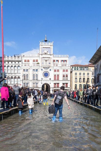 Turistas na praça de São Marcos, em Veneza, durante as inundações causadas pela ‘acqua alta’.
