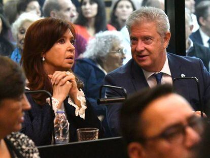 A ex-presidenta Cristina Kirchner, sentada ao lado de seu advogado.