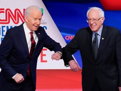 Joe Biden (esquerda) e Bernie Sanders durante seu debate de 15 de março de 2020 para as primárias democratas.