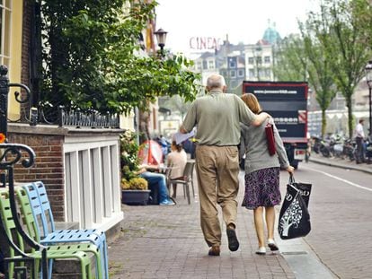 Um casal de idosos entre Koningsplein e Dam Platz em Holanda.