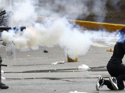 Uma manifestante é atingida com gás pimenta em Caracas