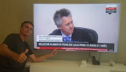 Jair Bolsonaro posa para foto diante da tela com o julgamento no TRF-4, no momento em que o relator, Gebran Neto, apresentava seu voto.