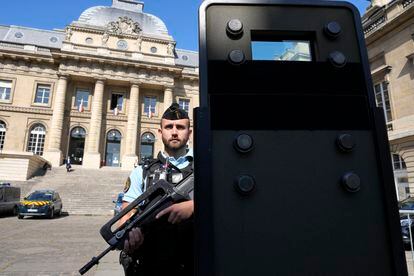 Um agente vigia o Palácio de Justiça de Paris, onde começa nesta quarta-feira o julgamento pelos atentados de 13 de novembro de 2015.