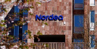 Logotipo da Nordea, na sede central do banco em Estocolmo, Suécia