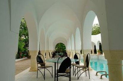 Pátio e piscina do centro cultural Dar Sebastian, em Hammamet (Túnis).