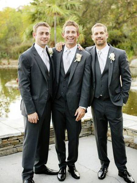 Os irmãos Cody (esq.), Caleb e Paul (o ator), no casamento de Caleb, em outubro do ano passado.