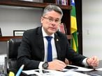 O senador Alessandro Vieira (Cidadania-SE) em seu gabinete, em Brasília.