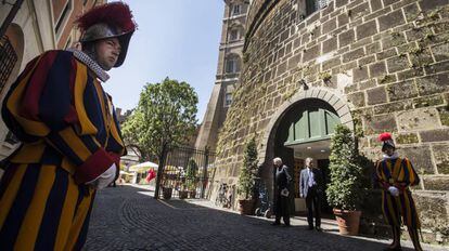 A Guarda Suíça protege entrada do Banco do Vaticano