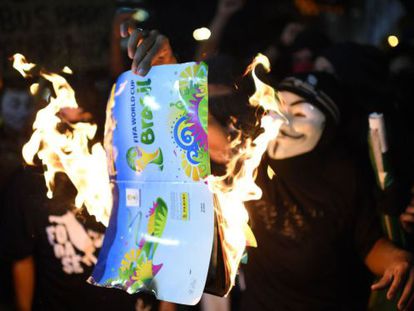Manifestante queima álbum da Copa.