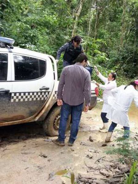 Foto fornecida pela Polícia Civil de Colniza mostra o trabalho de remoção dos corpos.