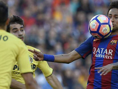 Neymar controla a bola diante do Villarreal.