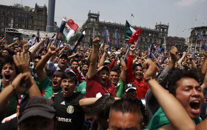 Torcida na praça do Zócalo (México DF).