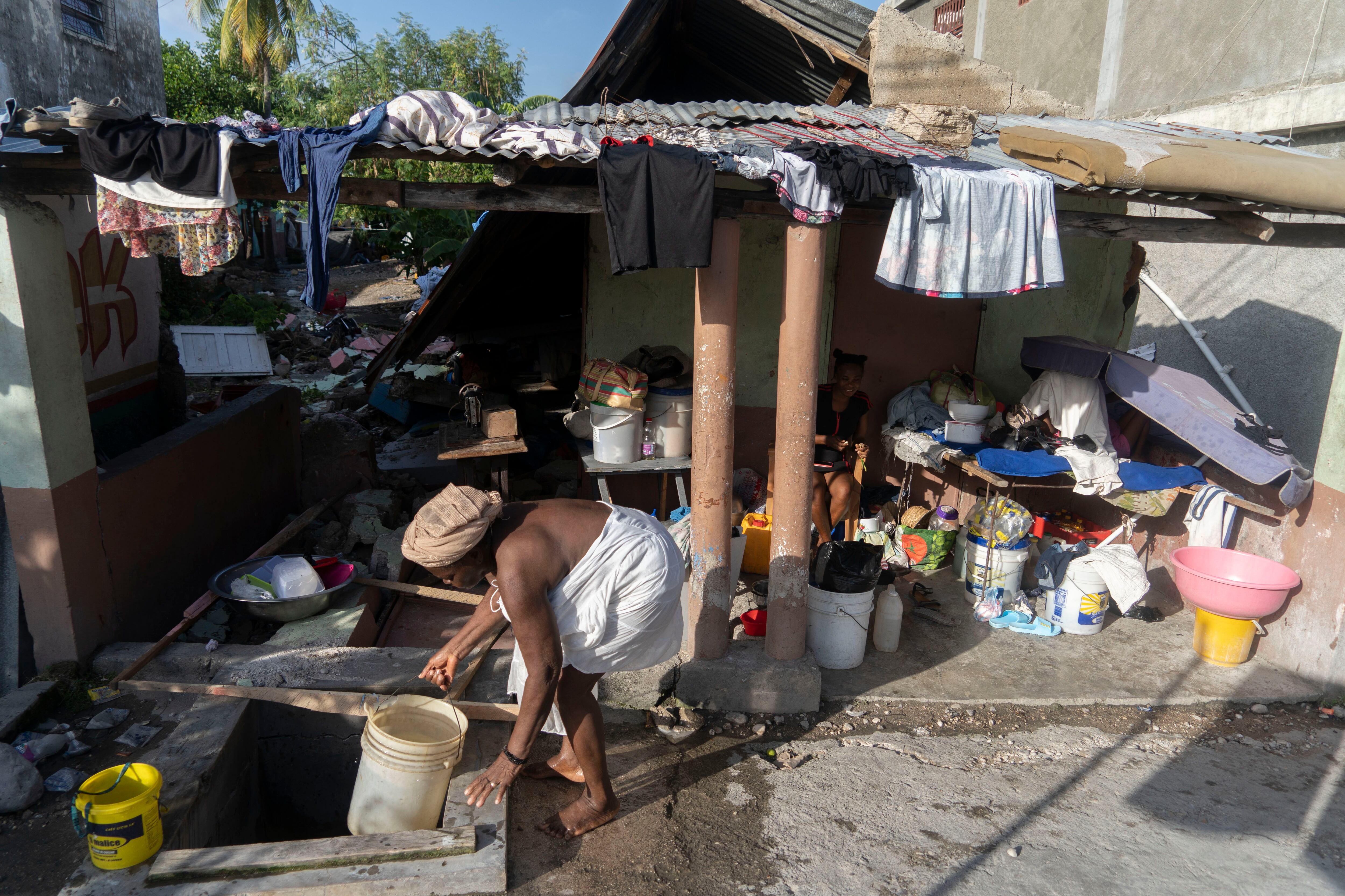 Famílias dormem fora de suas casas com medo de um novo terremoto.O Escritório de Proteção Civil do Haiti diz que há quase 10.000 feridos
