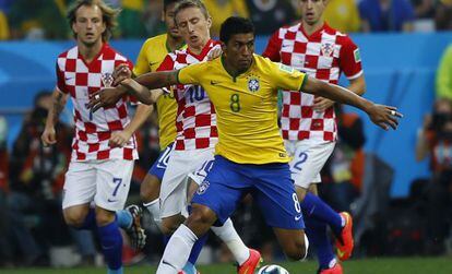 Paulinho protege a bola diante de Modric no Brasil-Croácia.