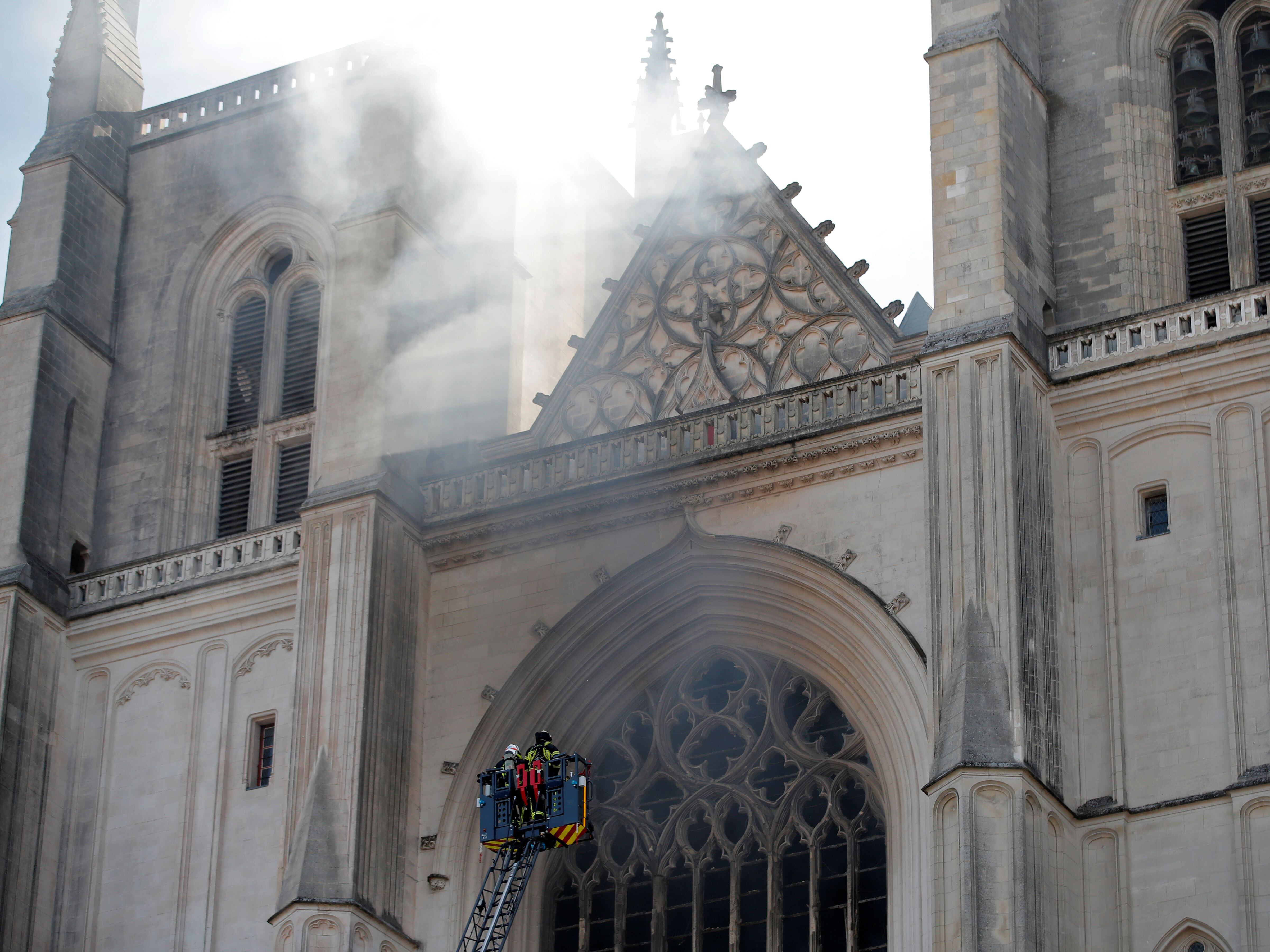 Bombeiros na catedral de Nantes.