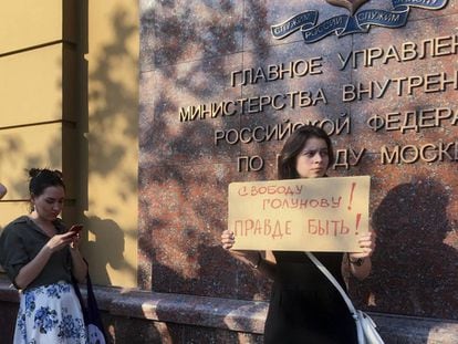 Mulher exibe cartaz em um ‘piquete solitário’ de apoio a Golunov na sexta-feira.
