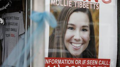 Cartaz com a imagem de Mollie Tibbetts, vítima de assassinato